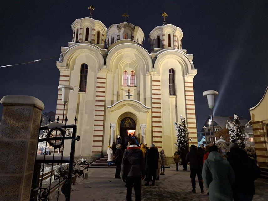 ШАМАЦ, 6. ЈАНУАР /СРНА/ - На Бадње вече су у свим православним храмовима на подручју општине Шамац служена вечерња богослужења и наложени су бадњаци.