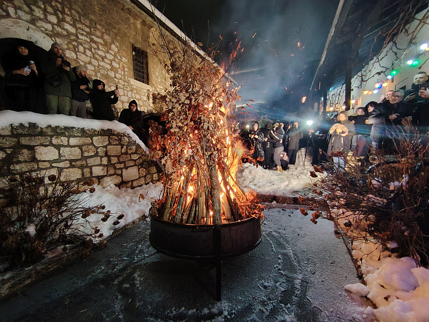 САРАЈЕВО, 6. ЈАНУАРА /СРНА/ - Његово високопреосвештенство митрополит дабробосански Хризостом служио је вечерње у Цркви Светих архангела Гаврила и Михаила на Башчаршији у Сарајеву, гдје је потом обављено налагање бадњака.