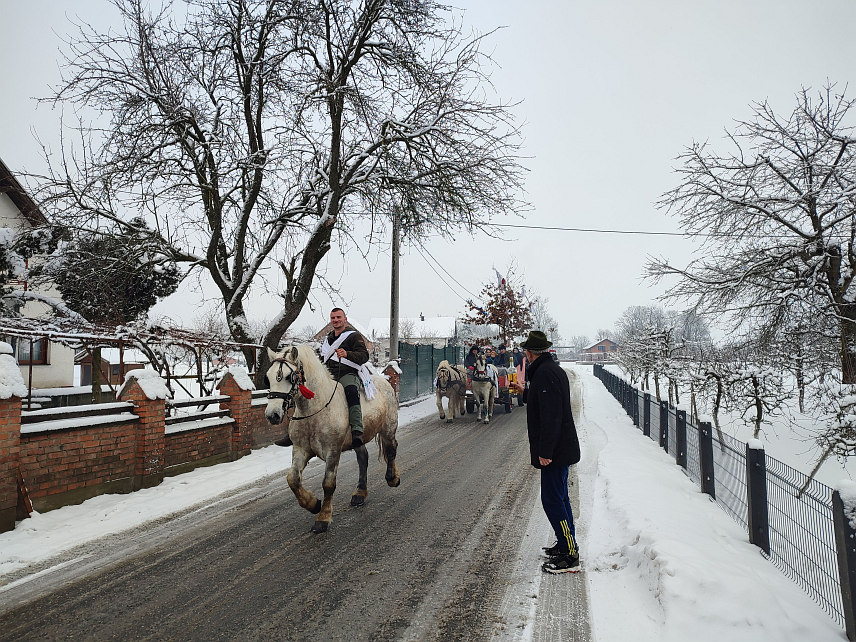 ГРАДИШКА, 6. ЈАНУАРА /СРНА/ - Велики број вјерника окупио се на Бадње вече у у порти Храма Покрова Пресвете Богородице у Градишци гдје је освештан и наложен бадњак.