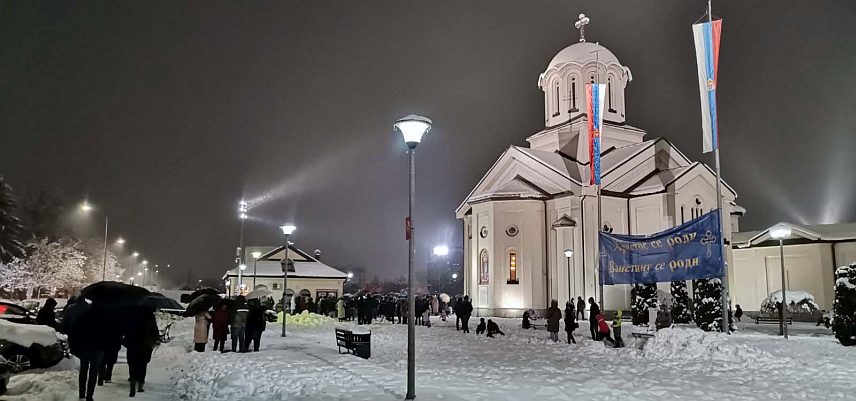 ДОБОЈ, 6. ЈАНУАРА /СРНА/ - Вечерње богослужење служено је вечерас у Цркви Рођења Пресвете Богородице у Добоју, а потом је у порти освештан бадњак и обављено његово налагање у присуству неколико стотина вјерника.