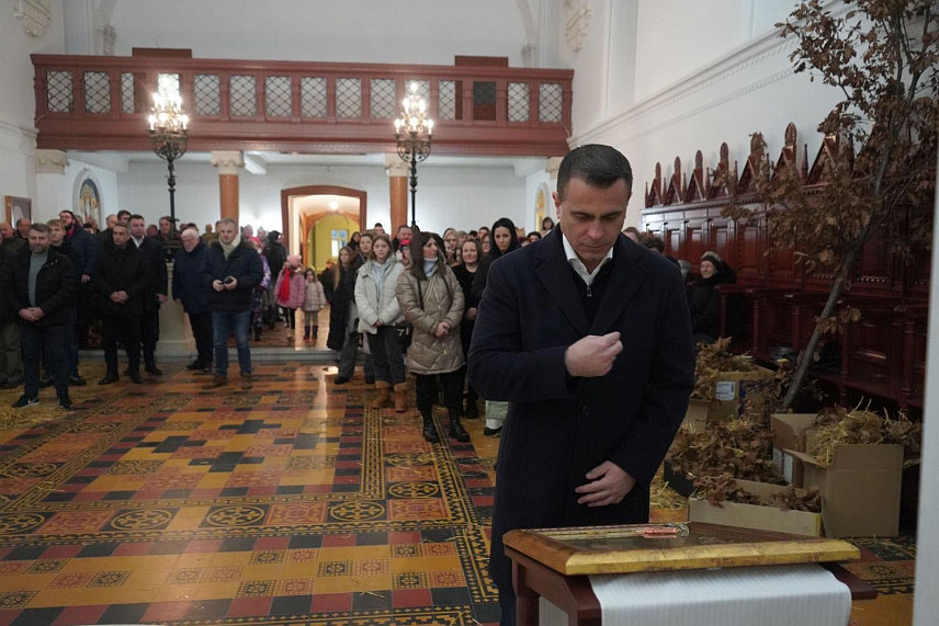 БЕОГРАД, 6. ЈАНУАРА /СРНА/ - Министар без портфеља у Влади Србије задужен за односе са дијаспором Ђорђе Милићевић присуствовао је у Саборном храму Свете Тројице у Пакрацу вечерњем које је служио епископ пакрачко-славонски Јован , као и налагању бадњака.