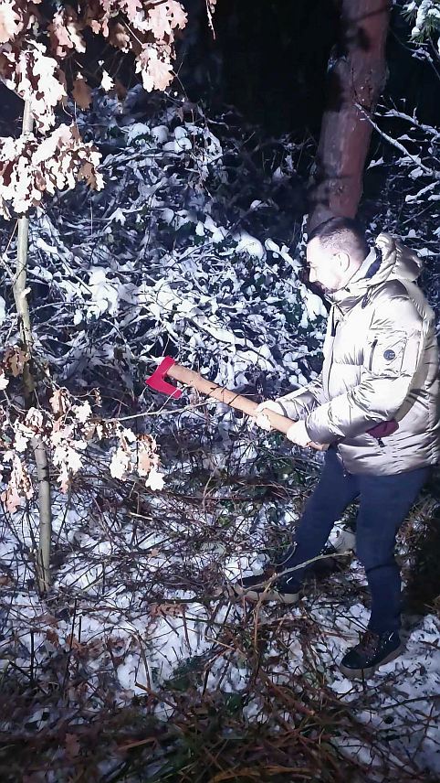 ДОБОЈ, 6. ЈАНУАРА /СРНА/ - Градоначелник Добоја Борис Јеринић сјекао је јутрос бадњака у добојском насељу Мала Буковица.