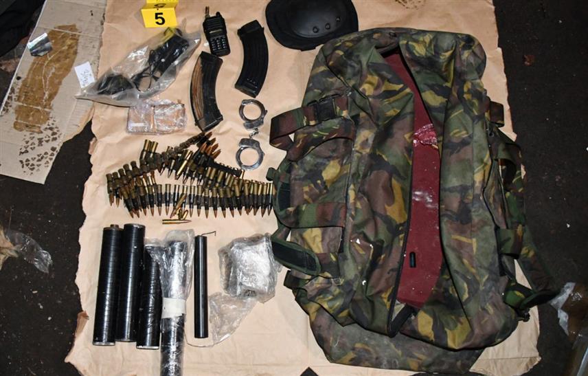 БЕОГРАД, 6. ЈАНУАРА /СРНА/ - У Београду је полиција заплијенила веће количине оружја, муниције и експлозивних средстава, међу којима и експлозивне направе са даљинским управљањем, разне аутоматске пушке, као и снајпер, те ухапсила једно лице.