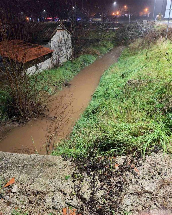 МОСTАР, 6. ЈАНУАРА /СРНА/ - Ријеке Буна и Нертева поплавиле су више насеља на подручју Мостара, при чему је вода захватила дио кућа, пољопривредне површине и воћњаке.