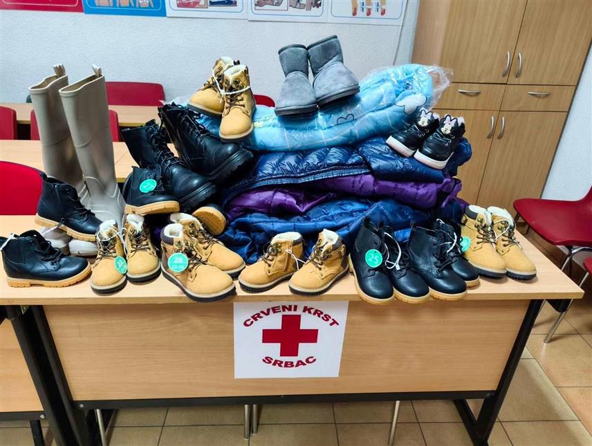 СРБАЦ, 6. ЈАНУАРА /СРНА/ - Власници пекаре "Сунце" из Српца, породица Грабовац, и ове године донирали су пет божићних печеница вишечланим породицама слабијег имовинског стања.