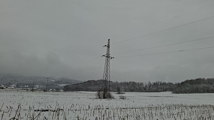 НОВИ ГРАД, 6. ЈАНУАРА /СРНА/ - На подручју општине Нови Град снијег је отежао одвијање саобраћаја и проузроковао кварове на елетромрежи.