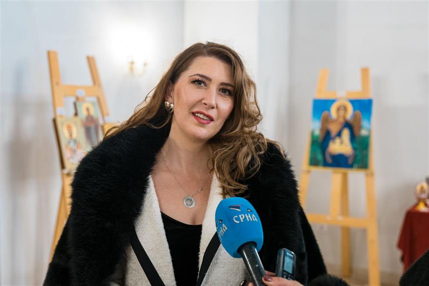 ПАЛЕ, 7. ЈАНУАРА /СРНА/ - Свјетлана Самараџија са Пала изјавила је да се сликарством бави од малих ногу, а да се љубав према иконопису јавила код ње са отварањем школе иконописа "Архангел" у оквиру Саборног храма Светог архангела Гаврила на Палама, под окриљем протојереја Немање Манџића.