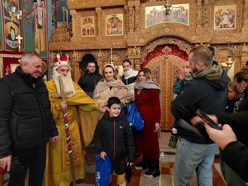 МИЛИЋИ, 6. ЈАНУАРА /СРНА/ - Бадњак, који је данас прошао кроз милићка насеља, синоћ је освештан и наложен испред Храма Светог оца Николаја, а потом су подијељени и божићни пакетићи за 660 малишана, вршилац дужности директора "Аутопутева" Радован Вишковић рекао је да је ово традиција и да ће помагати без обзира на којој позицији се налазио јер је важно развеселити дјецу.