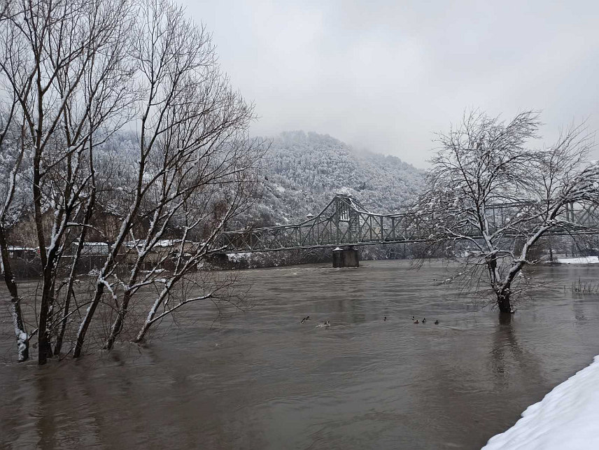 ЗВОРНИК, 7. ЈАНУАРА /СРНА/ - Дрина се током протекле ноћи излила из корита у насељу Терминал код Каракаја и поплавила приземље три куће, али је тренутно њен водостај у опадању.