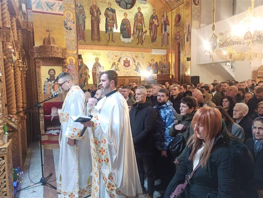 ЗВОРНИК, 7. ЈАНУАРА /СРНА/ - У свим православним храмовима и црквама на подручју града Зворника јутрос су одржана богослужења поводом хришћанског празника Рођења Христовог - Божића.