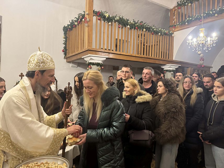 МОСTАР, 7. ЈАНУАР /СРНА/ - Његово високопреосвештенство митрополит захумско-херцеговачки и стонско-приморски Димитрије служио је поноћну литургију у Старој цркви у Мостару и поручио вјерницима да је Божић најбоље вријеме да се измиримо ако имамо с ким и да опросимо.