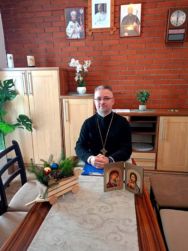 ПРЊАВОР, 7. ЈАНУАРА /СРНА/ - У цркви Преображења Господњег у Прњавору јутрос су украјински вјерници присуствовали светој божићној литургији коју је предводио епископски викар протојереј Орел Закаљук.