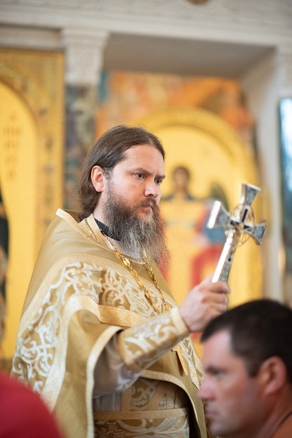 БАЊАЛУКА, 7. ЈАНУАРА /СРНА/ - Jеромонах Игњатије Шестаков, сабрат Сретенског манастира у Москви, истакао је у изјави Срни да је за православне хришћане важно да у току ових празничних дана чистог срца и отворене душе дочекају Христа који се рађа, да га приме у свој дом, у своју душу и срце и да му се врате.