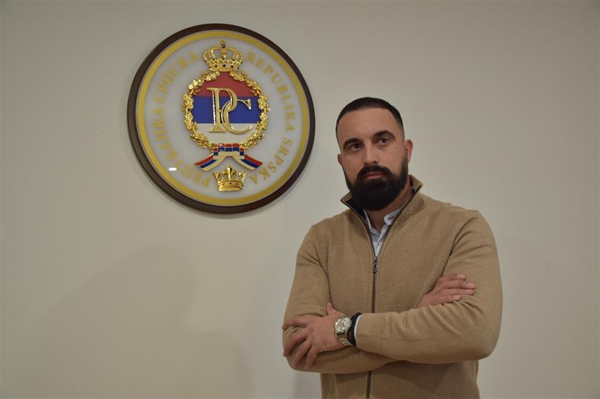 ИСТОЧНО САРАЈЕВО, 7. ЈАНУАРА /СРНА/ - Што су напади на Србе и институције Републике Српске били бјесомучнији, јачи и подмуклији, то се српски народ више сабирао и хомогенизовао, уз јасну поруку да ће оно што је створено крвљу предака, бити одбрањено и никада и никоме предато, изјавио је Срни социолог Владимир Васић.