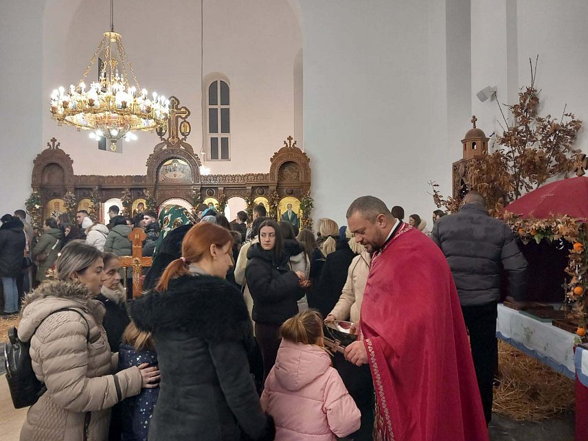 СРЕБРЕНИЦА/БРАТУНАЦ, 7. ЈАНУАРА /СРНА/ - Божићне литургије јутрос су служене у пет цркава и два манастира и сребреничкој и братуначкој општини.