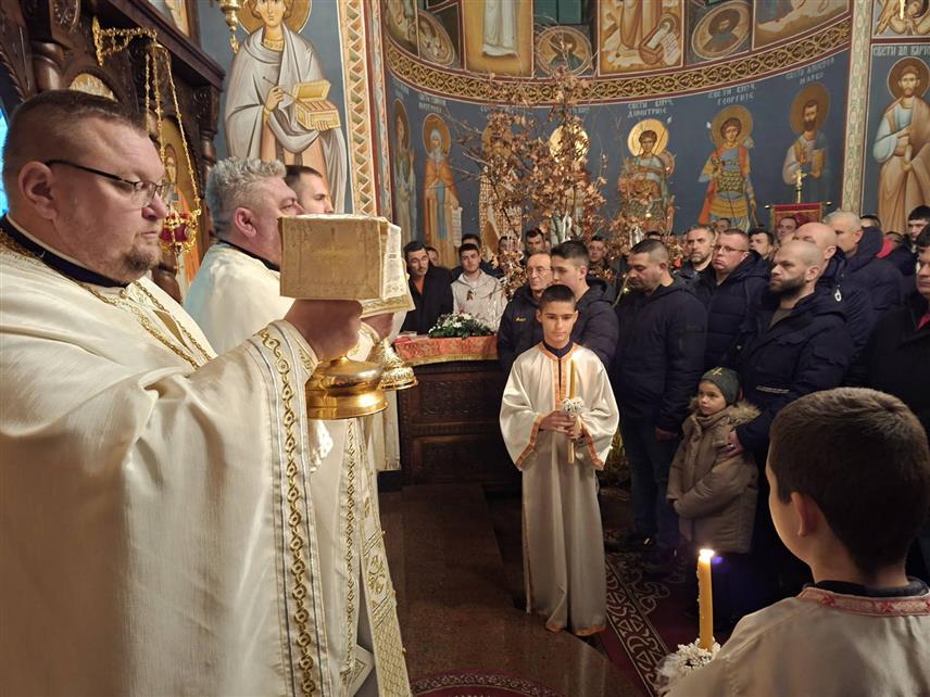 ШАМАЦ, 7. ЈАНУАРА /СРНА/ - У православним храмовима на подручју Шамца служене су литургије поводом најрадоснијег хришћанског празника - Божића, у присуству великог броја вјерника који су испунили и црквене порте.