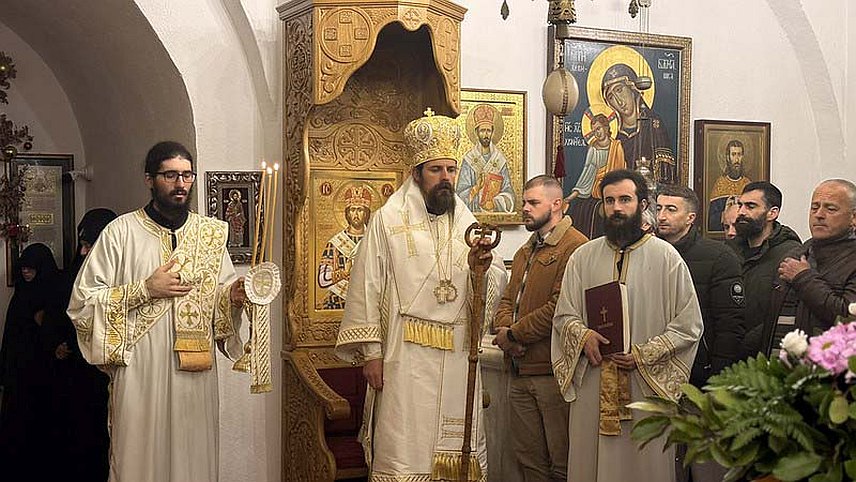 ПОДГОРИЦА/ЦЕТИЊЕ, 7. ЈАНУАРА /СРНА/ - На празник Рођења Христовог – Божић, Његово преосвештенство епископ диоклијски Пајсије служио је Свету архијерејску литургију у Цетињском манастиру.