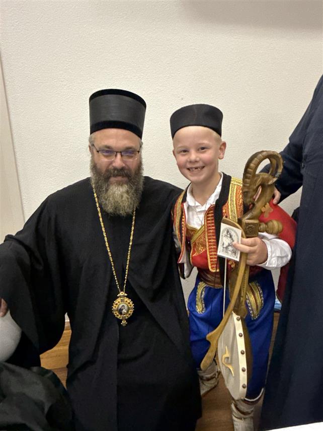 БЕОГРАД, 7. ЈАНУАРА /СРНА/ - Млади гуслар Лука Ивановић из Мелбурна са само седам година, пјевајући уз овај древни инструмент о Херцег земљи, освојио је родну Аустралију и допро до срца сународника на свим меридијанима, а посебно у Републици Српској, гдје су му коријени.