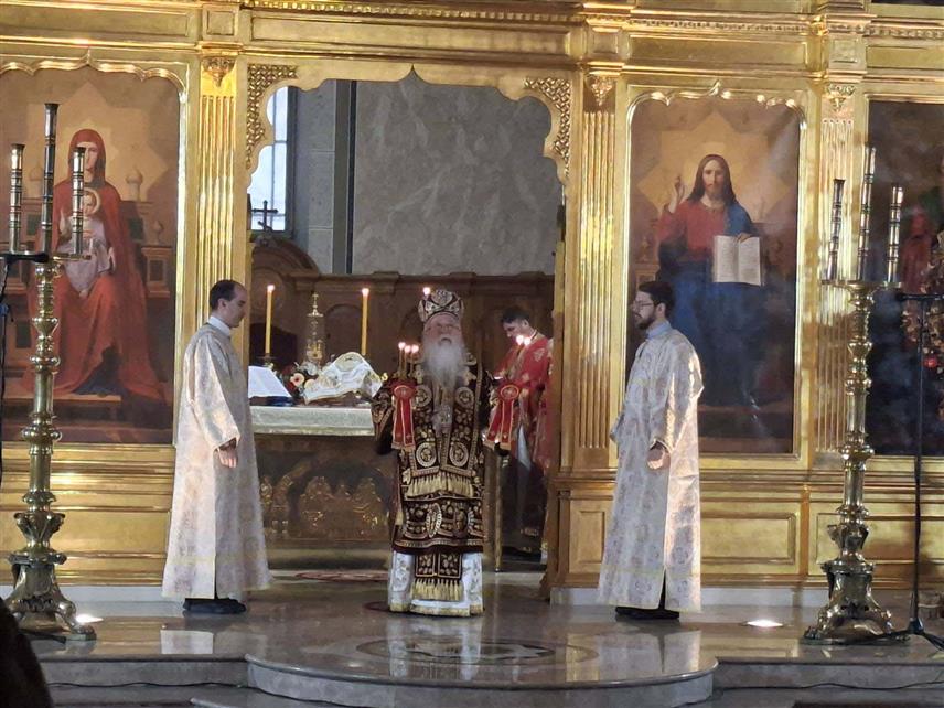 САРАЈЕВО, 7. ЈАНУАРА /СРНА/ - Његово високопреосвештенство митрополит дабробосански Хризостом са свештенством служио је јутрос, поводом најрадоснијег хришћанског празника - Божића, Свету архијерејску литургију у Саборном храму Рођења Пресвете Богородице у Сарајеву, зажељевши мир у свијету.