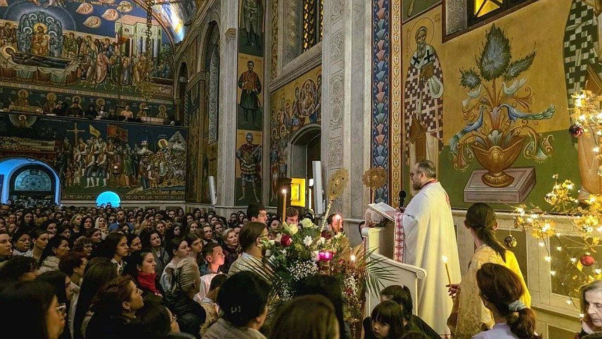 ТРЕБИЊЕ, 7. ЈАНУАРА /СРНА/ - У Саборном храму Преображења Господњег у Требињу јутрос је, поводом најрадоснијег хришћанског празника Божића, служена Света литургија, којој је присуствовао велики број вјерника.