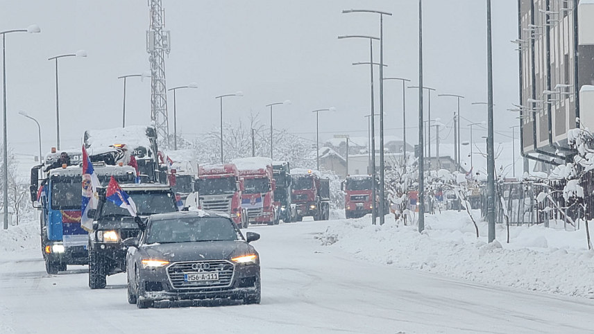 ДОБОЈ, 7. ЈАНУАРА /СРНА/ - Улицама Добоја данас су поводом Божића дефиловали камиони, а најмлађим суграђанима подијељени су пакетићи.