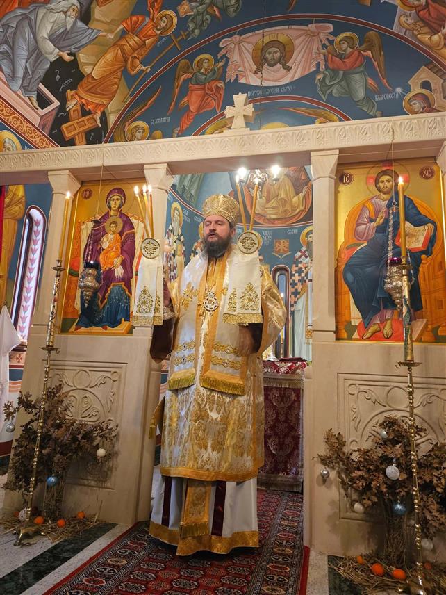 РМАЊ, 7. ЈАНУАРА /СРНА/ - Празник Рођења Господа Исуса Христа – Божић прослављен је у молитвеној радости у Манастиру Рмањ, гд‌је је у сабрању вјерног народа света архијерејска литургија служена у манастирском параклису Светог Јована Златоустог.