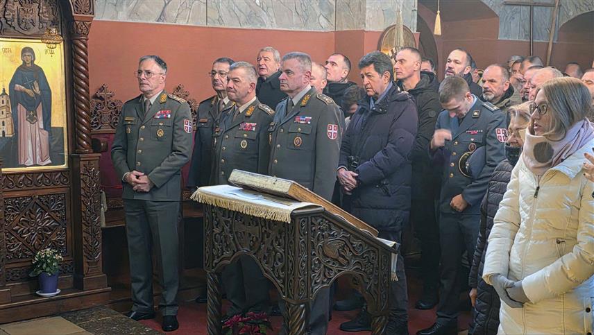 БЕОГРАД, 7. ЈАНУАРА /СРНА/ - Начелник Генералштаба Војске Србије генерал Милан Мојсиловић је јутрос са најближим сарадницима у Цркви светих апостола Петра и Павла у Топчидеру присуствовао Божићној литургији.