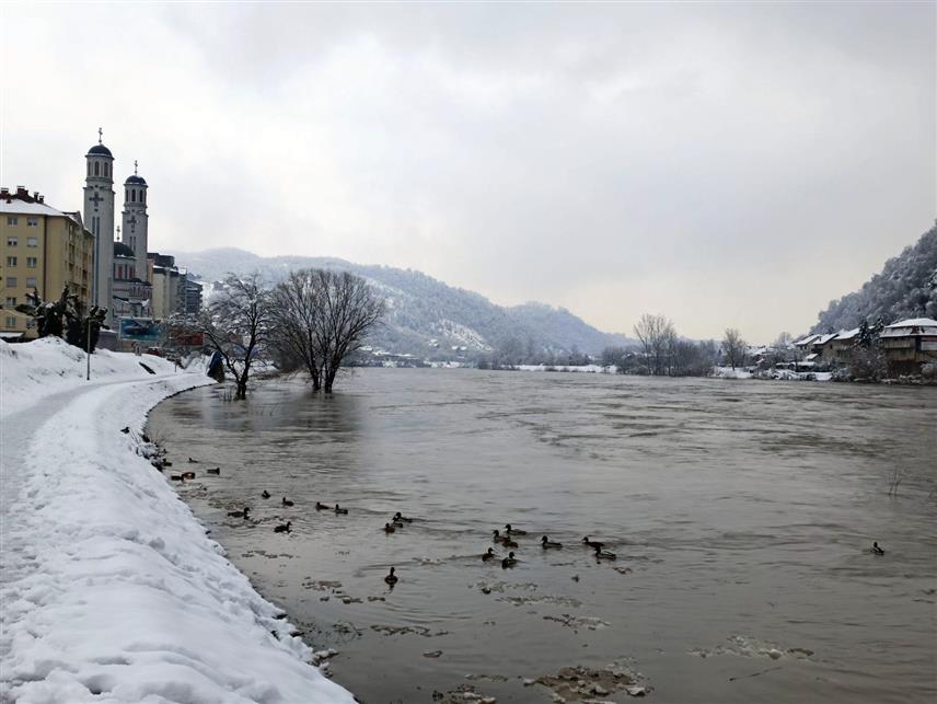 ЗВОРНИК, 7. ЈАНУАРА /СРНА/ - Водостај Дрине је у опадању а ускоро се очекује редовно снабдијевање електричном енергијом зворничких насеља Дрињача, Зелиње и Сопотник која су остала без струје усљед сњежних падавина.