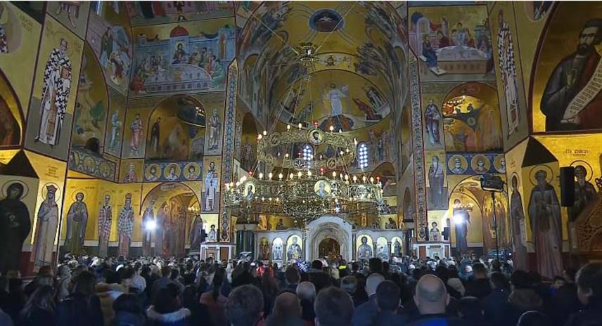 ПОДГОРИЦА, 7. ЈАНУАРА /СРНА/ - Православни вјерници у црквама и храмовима широм Црне Горе данас прослављају Божић, један од највећих и најрадоснијих хришћанских празника, којим се обиљежава рођење Исуса Христа.