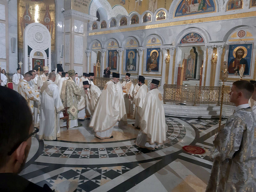 БЕОГРАД, 7. ЈАНУАРА /СРНА/ - У Храму Светог Саве у Београду почело је служење јутарње Божићне литургије, коју предводи Његова светост патријарх српски Порфирије.