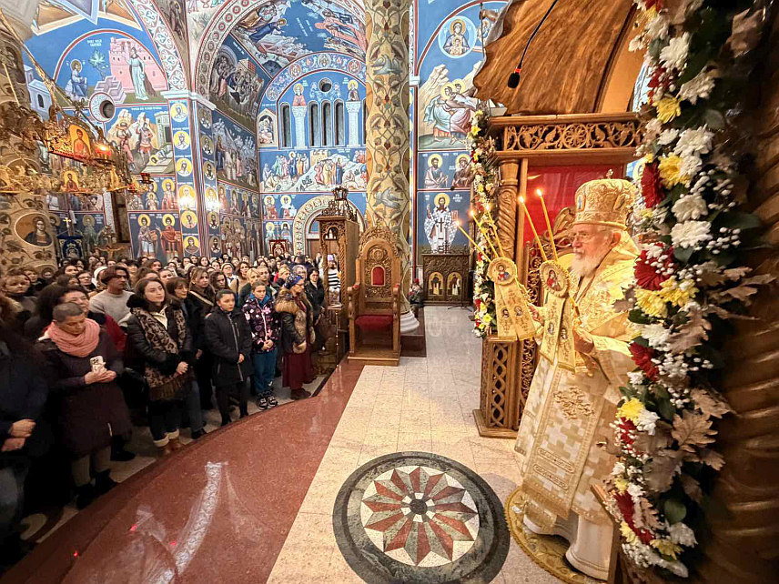 БИЈЕЉИНА, 7. ЈАНУАРА /СРНА/ - Божићну литургију у Саборном храму Рођења Пресвете Богородице у Бијељини служио је умировљени епископ Константин који је на најрадоснији хришћански празник позвао да у срцу сваког човјека зацари мир Божији.