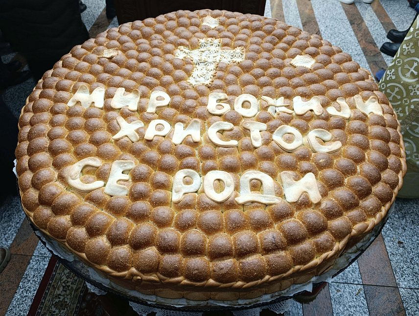 МРКОЊИЋ ГРАД, 7. ЈАНУАРА /СРНА/ - У Храму Рођења Пресвете Богородице у Мркоњић Граду јутрос је служена божићна литургија којој је присуствовао велики број вјерника, а и ове године уприличено је ломљење и подјела чеснице.