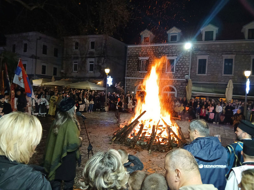 TРЕБИЊЕ, 7. ЈАНУАРА /СРНА/ - На Тргу слободе у Tребињу синоћ је уприличено налагање бадњака, коме је претходила литија улицама града, чиме је обиљежено Бадње вече.