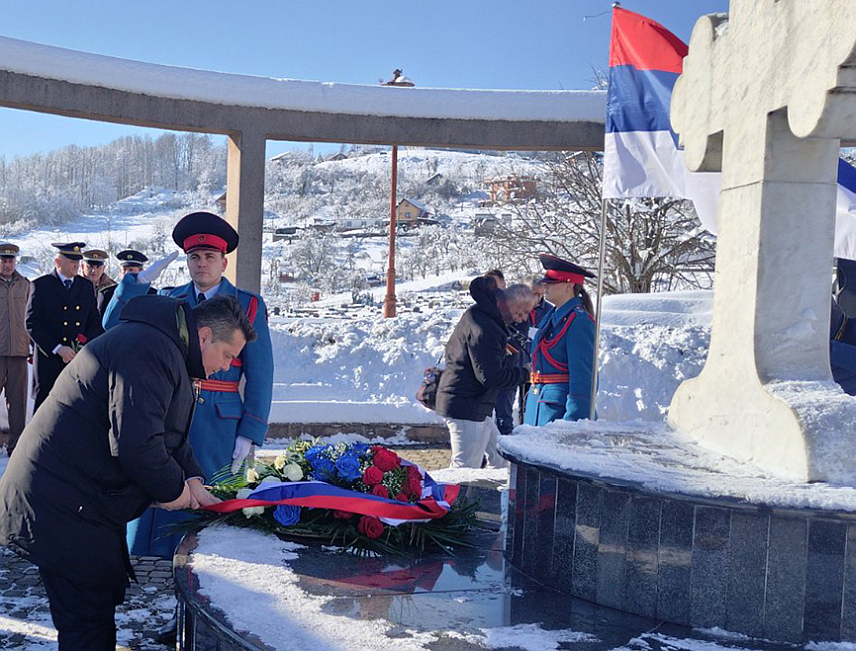 БАЊАЛУКА, 8. ЈАНУАРА /СРНА/ - У оквиру обиљежавања Дана Републике - 9. јануара, данас су на Спомен-костурницу на бањалучком градском гробљу, у присуству високих званичника Републике Српске, положени вијенци.