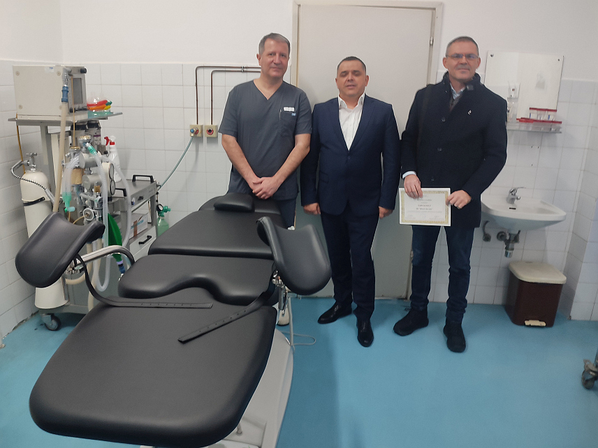 ГРАДИШКА, 8. ЈАНУАРА /СРНА/ - Град Лакташи донирао је гинеколошку столицу Болници Градишка, а акцији су се придружила и поједина предузећа и организације.