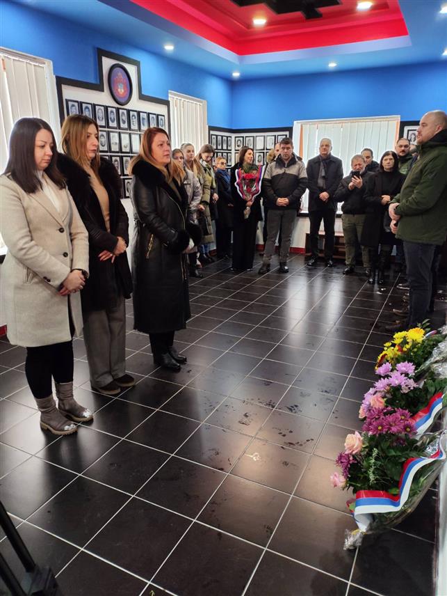 СРЕБРЕНИЦА, 8. ЈАНУАРА /СРНА/ - У Сребреници је данас поводом обиљежавања Дана Републике Српске - 9. јануара у спомен-соби одата почаст погинулима у Одбрамбено-отаџбинском рату, те положено цвијеће.