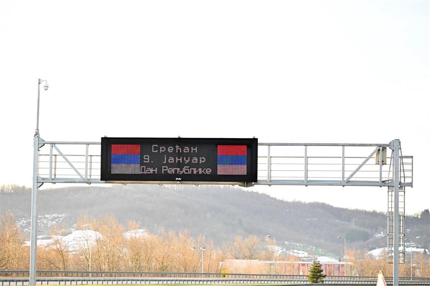БАЊАЛУКА, 8. ЈАНУАРА /СРНА/ - Овогодишњи слоган обиљежавања 9. јануара "Живјеће огњиште" од поноћи ће бити видљив на свим информативним порталима изнад ауто-путева у Републици Српској, а свечарску атмосферу у част Дана Републике додатно употпуњују и заставе Српске којима су окићене све дионице ауто-путева.
