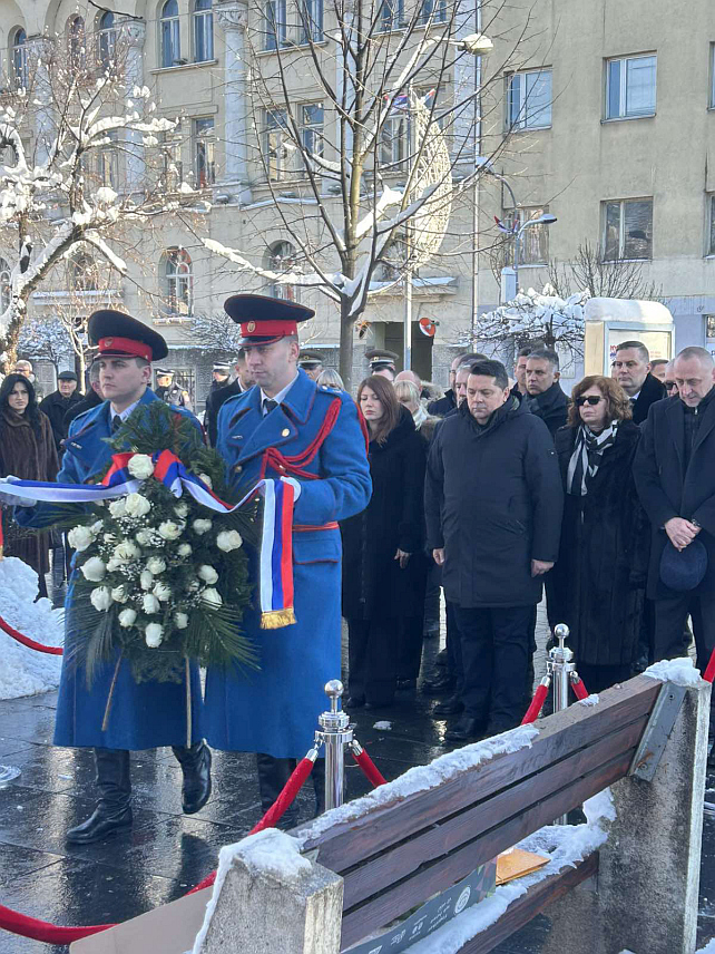 БАЊАЛУКА, 8. ЈАНУАРА /СРНА/ - На спомен-обиљежје 12 беба у Бањалуци положени су вијенац и цвијеће поводом обиљежавања Дана Републике.