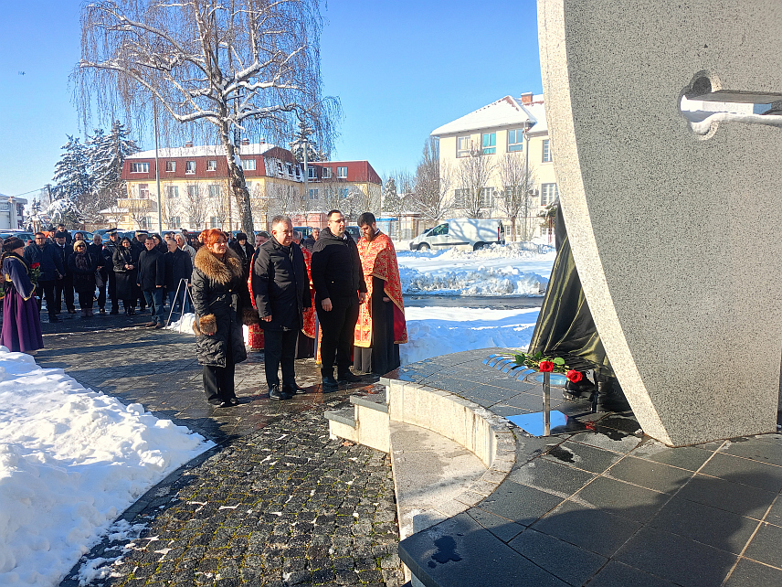 ГРАДИШКА, 8. ЈАНУАРА /СРНА/ - Поводом Дана Републике Српске у Градишци је служен парастос и положени су вијенци на Централно спомен-обиљежје погинулим борцима Одбрамбено-отаџбинског рата.