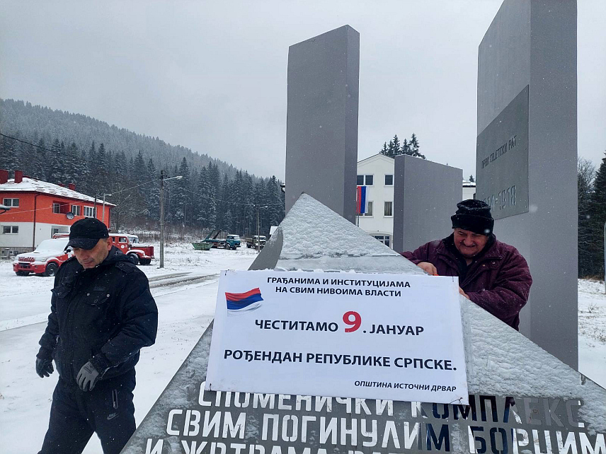 ДРВАР, 8. ЈАНУАРА /СРНА/ - Усљед елементарних непогода и обилних сњежних падавина, макадамски пут на правцу Дрвар - Источни Дрвар је тешко проходан, али ни такви услови нису спријечили народ ових крајева да пружи подршку обиљежавању Дана Републике Српске.