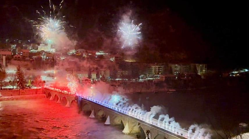 ВИШЕГРАД, 8. ЈАНУАРА /СРНА/ - Честитка поводом Дана Републике Српске, 9. јануара, стигла је вечерас из Вишеграда гдје су приређени бакљада и ватромет.