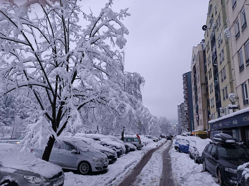 ЗВОРНИК, 8. ЈАНУАРА /СРНА/ - Сви магистрални и регионални путеви на подручју регије Бирач су проходни, али су критичне дионице на планинским превојима Хан Поглед изнад Власенице, Црни врх код Зворника и Бијела земља код Шековића, саопштено је данас из предузећа "Зворникпутеви".