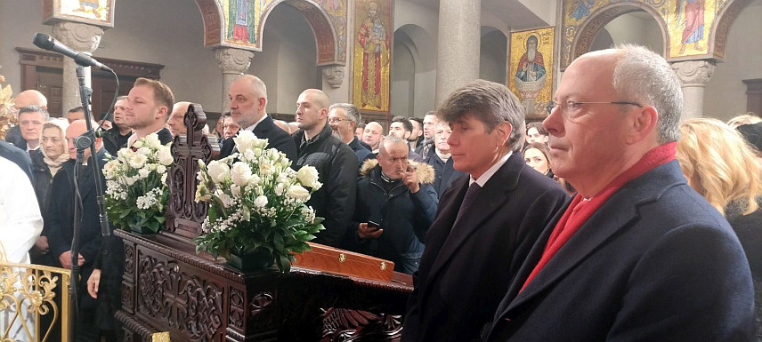 БАЊАЛУКА, 9. ЈАНУАРА /СРНА/ - Род Благојевић, један од најближих сарадника америчког предсједника и бивши гувернер Илиноиса, присуствује у Бањалуци Светој архијерејској литургији поводом Стефандана, Светог првомученика и архиђакона Стефана који је први пострадао за Христову вјеру половином Првог вијека нове ере.