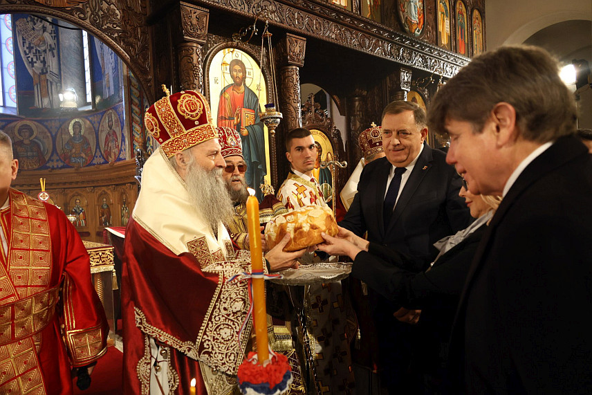 БАЊАЛУКА, 9. ЈАНУАРА /СРНА/ - Предсједник Народне скупштине Републике Српске Ненад Стевандић, вршилац дужности предсједника Републике Ана Тришић Бабић, предсједник Владе Саво Минић и лидер СНСД-а Милорад Додик, присуствују Светој архијерејској литургији поводом празника Светог првомученика и архиђакона Стефана, коју у Храму Христа Спаситеља служи Његова светост патријарх српски Порфирије.