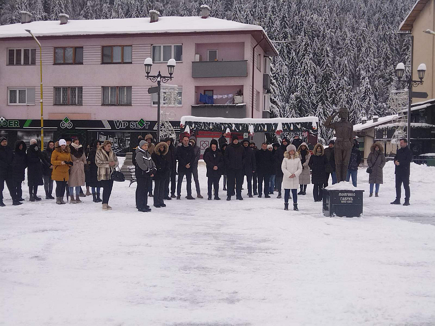 ВЛАСЕНИЦА, 9. ЈАНУАРА /СРНА/ - У Власеници је данас положено цвијеће на Тргу српских бораца поводом 9. јануара, Дана Републике Српске.