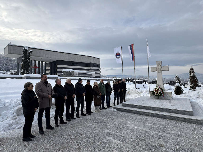 ИСТОЧНО НОВО САРАЈЕВО, 9. ЈАНУАРА /СРНА/ – Представници општине Источно Ново Сарајево и Општинске борачке организације положили су данас вијенце код Централног споменика погинулим борцима у Миљевићима, поводом 9. јануара – Дана Републике Српске, уз поруку да обиљежавање овог датума никда неће бити доведено у питање.