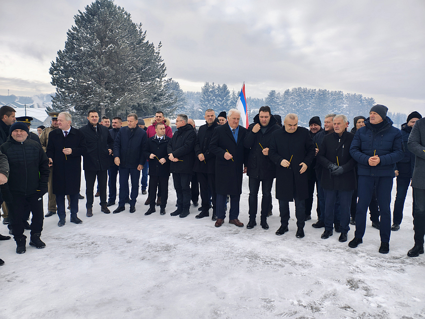 СОКОЛАЦ, 9. ЈАНУАРА /СРНА/ - У оквиру обиљежавања 9. јануара - Дана Републике Српске и 34 године њеног постојања, данас је служен парастос, те положени вијенци и цвијеће на Војничком спомен-гробљу "Нови Зејтинлик" на Сокоцу, мјесту гдје је сахрањено 949 бораца који су своје животе дали за Српску.	
