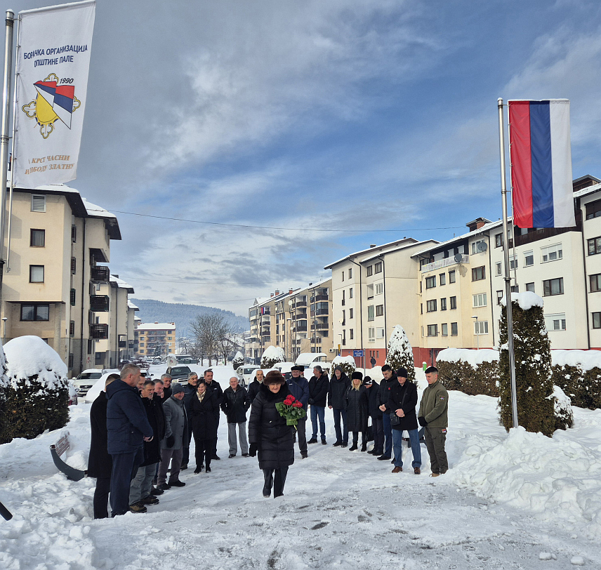 ПАЛЕ, 9. ЈАНУАРА /СРНА/ - Код централног спомен-обиљежја на Палама данас су, поводом 9. јануара - Дана Републике, положени вијенци и цвијеће, те је истакнуто да треба очувати сјећање на борце погинуле у Одбрамбено-отаџбинском рату.