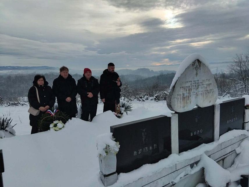 НОВИ ГРАД, 9. ЈАНУАРА /СРНА/ - На мјесном гробљу Липа у Сводни код Новог Града и овог 9. јануара, на Дан Републике, служен је парастос тројици браће Марчета који су страдали у протеклом Одбрамбено-отаџбинском рату.