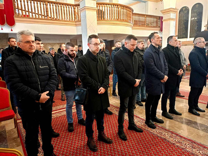 ПРЊАВОР, 9. ЈАНУАРА /СРНА/ - У Спомен-храму на Вучијаку данас је, поводом Дана Републике - 9. јануара, служен парастос и положени вијенци код спомен-плоча са уклесаним именима 626 бораца Војске Републике Српске који су погинули у протеклом Одбрамбено-отаџбинском рату.